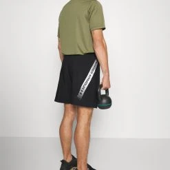 Under Armour GRAPHIC - Krótkie Spodenki Sportowe - Black/white -Under Armour shop a5f48994fc7f443882d94f889a23dc2e scaled