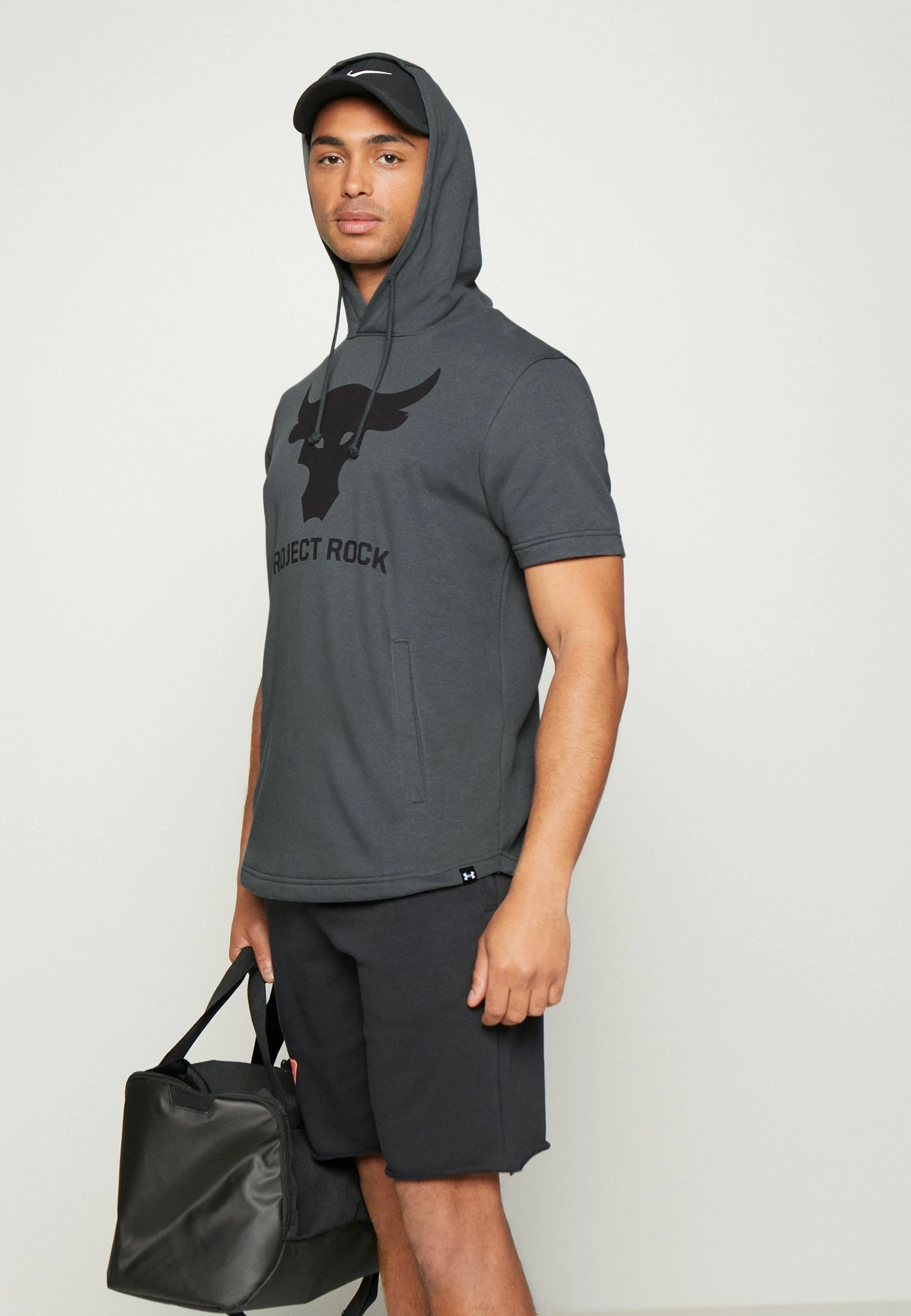 ROCK TERRY - T-shirt z nadrukiem - pitch gray/black Under Armour ROCK TERRY - T-shirt Z Nadrukiem - Pitch Gray/black -Under Armour shop a78e1323d29f4da4b0bf3ac9664407ca scaled