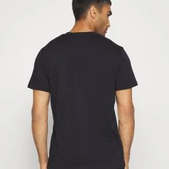 Under Armour LOGO HEAVYWEIGHT - T-shirt Basic - Black/white 2 Under Armour LOGO HEAVYWEIGHT - T-shirt Basic - Black/white -Under Armour shop a90db6cb4b0a48748b229884edb46a3c scaled