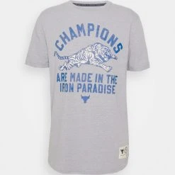 Under Armour ROCK CHAMP - T-shirt Z Nadrukiem - Steel Light Heather/blue Mirage 6 Under Armour ROCK CHAMP - T-shirt Z Nadrukiem - Steel Light Heather/blue Mirage -Under Armour shop aca3d57239244e09ac717a06c81a1e96 scaled