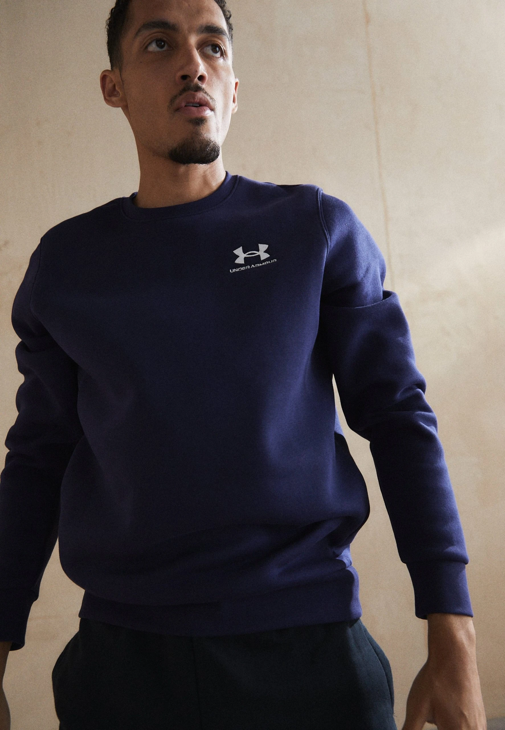 ESSENTIAL CREW - Bluza - midnight navy/white Under Armour ESSENTIAL CREW - Bluza - Midnight Navy/white -Under Armour shop ad3e08a5669d4b7d9ab63860ae7a1542 scaled