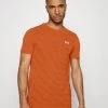 Under Armour SEAMLESS RADIAL SS - T-shirt Z Nadrukiem - Team Orange/stone