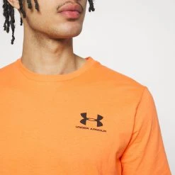Under Armour SPORTSTYLE - T-shirt Basic - Frosted Orange 3 Under Armour SPORTSTYLE - T-shirt Basic - Frosted Orange -Under Armour shop b4e3d3ff39994b38867ab23be2699d61 scaled