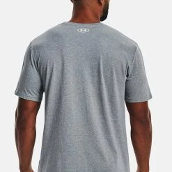 Under Armour SHORT SLEEVE CAMO CHEST STRIPE - Koszulka Sportowa - Steel Light Heather -Under Armour shop b7fe9aa9e7094580b701028765d25dd7