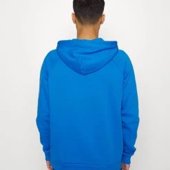 Under Armour RIVAL GRAPHIC HOODIE - Bluza - Victory Blue/white -Under Armour shop bd59f8881aaf4ece8c80b6c52185f34d scaled