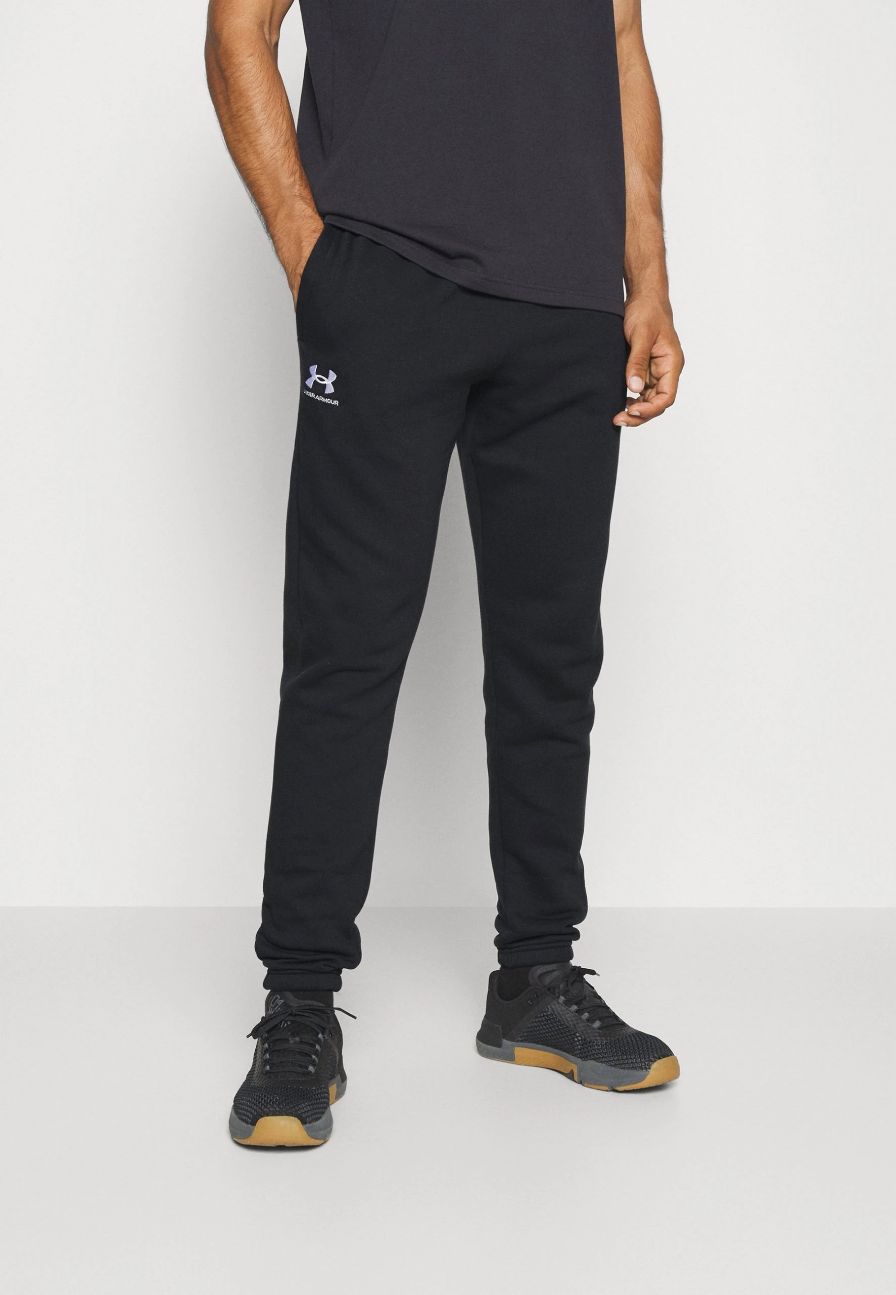 ESSENTIAL - Spodnie treningowe - black/white Under Armour ESSENTIAL - Spodnie Treningowe - Black/white -Under Armour shop be2c9848a4024782b174e244e6e2e9cb scaled