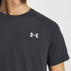 Under Armour Koszulka Sportowa - Black -Under Armour shop c221d98a6cd74c04862027abc7ee8ea9 scaled