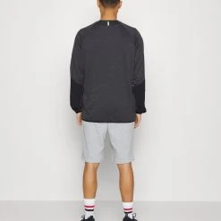 Under Armour RIVAL GRAPHIC SHORT - Krótkie Spodenki Sportowe - Mod Gray Light Heather/black 2 Under Armour RIVAL GRAPHIC SHORT - Krótkie Spodenki Sportowe - Mod Gray Light Heather/black -Under Armour shop c26e3ea425ab4175a718a416882855d5 scaled