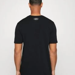 Under Armour PJT ROCK FAMILY - T-shirt Z Nadrukiem - Black/ivory -Under Armour shop c3243c9cad3f454397accd608fccba6e scaled