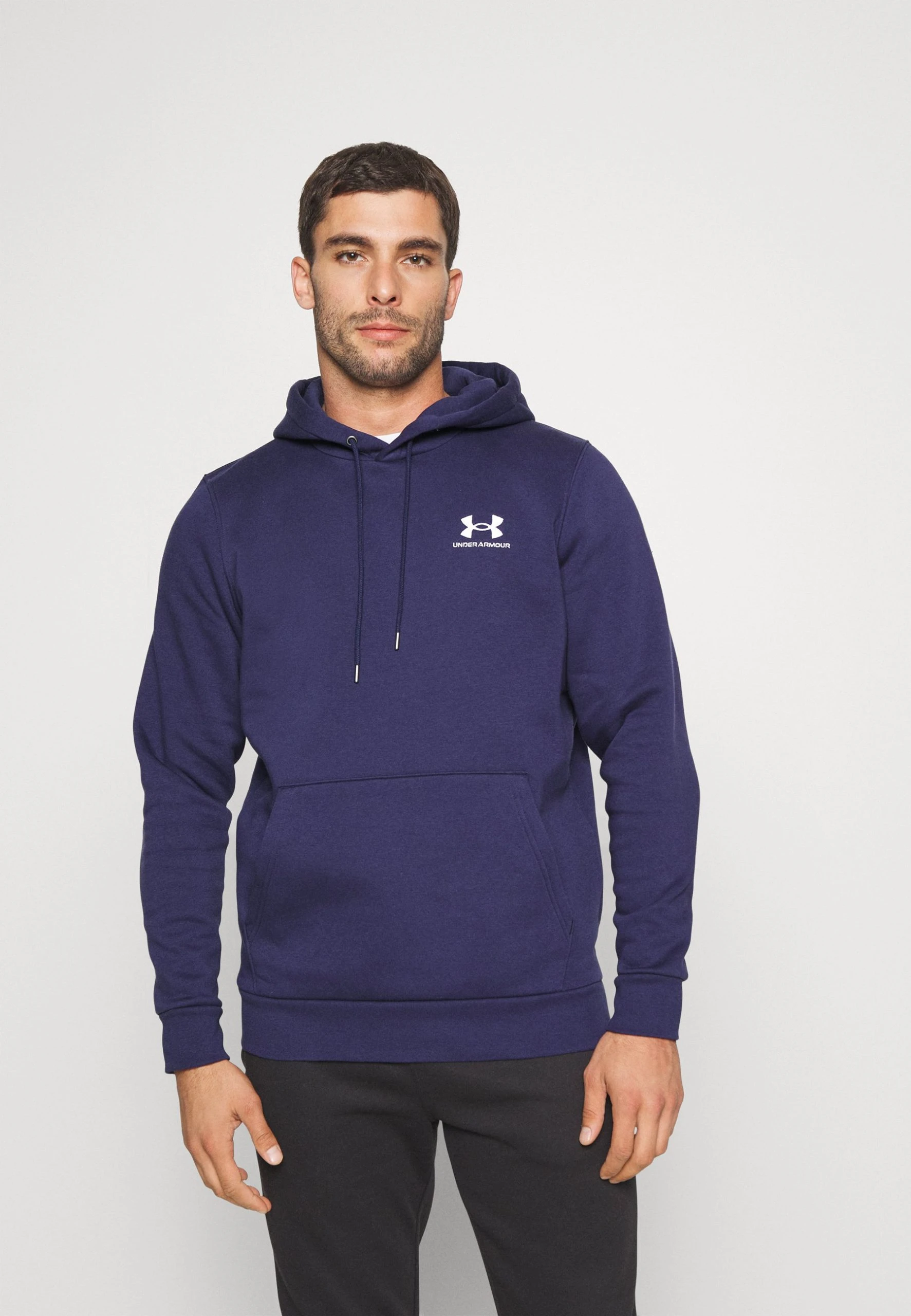 UA ESSENTIAL - Bluza z kapturem - midnight navy/white Under Armour UA ESSENTIAL - Bluza Z Kapturem - Midnight Navy/white -Under Armour shop ca4d02b059444e13ad03ce67b8b6db71 scaled