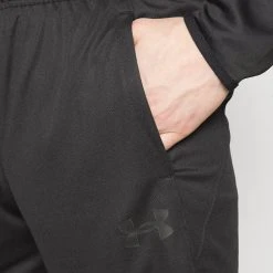 Under Armour BASELINE 10IN - Krótkie Spodenki Sportowe - Black -Under Armour shop cf43f4536cbe4ba7ab996869d71b97df scaled