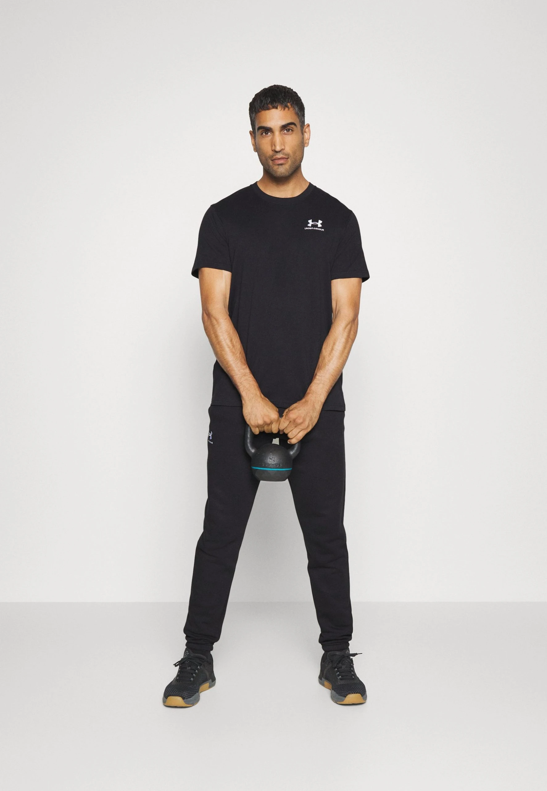 LOGO HEAVYWEIGHT - T-shirt basic - black/white Under Armour LOGO HEAVYWEIGHT - T-shirt Basic - Black/white -Under Armour shop d06aef67c4f74934ae0abcbe4d60b175 scaled