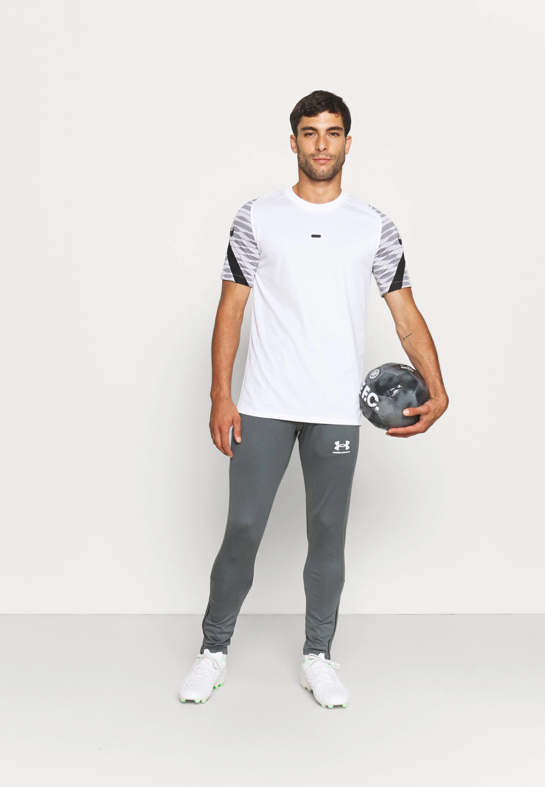 CHALLENGER - Spodnie treningowe - pitch gray/white Under Armour CHALLENGER - Spodnie Treningowe - Pitch Gray/white -Under Armour shop dbe4d65ace224b6c9550c76a9eb18be7 scaled