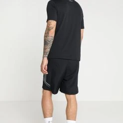 Under Armour SPORTSTYLE LC SS - T-shirt Basic - Black /black 2 Under Armour SPORTSTYLE LC SS - T-shirt Basic - Black /black -Under Armour shop dc0f61e49d144e5e81d9496615b184bd