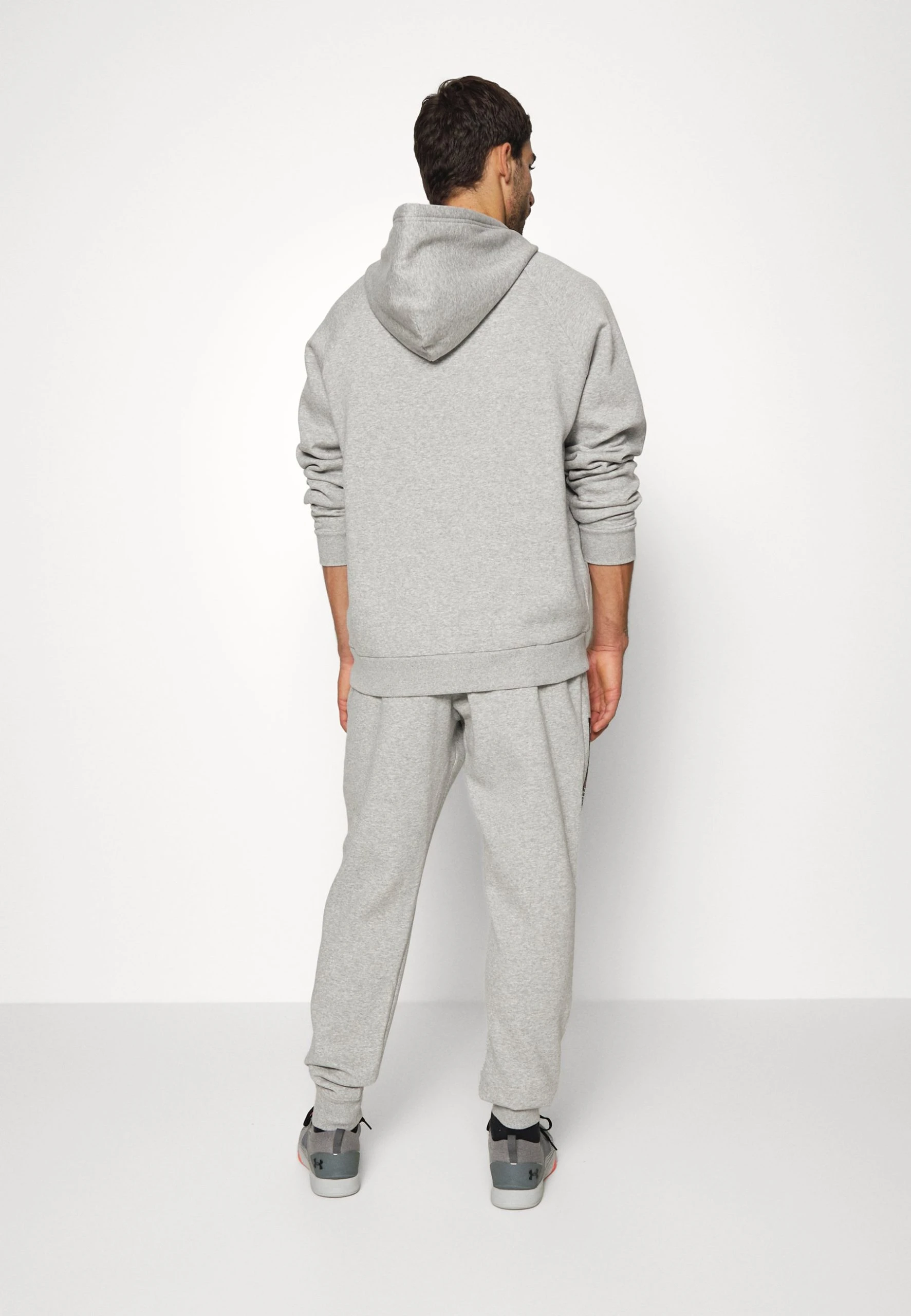 RIVAL GRAPHIC JOGGER - Spodnie treningowe - gray light heather/black Under Armour RIVAL GRAPHIC JOGGER - Spodnie Treningowe - Gray Light Heather/black -Under Armour shop e15516dca9574445b2abaf0b16c95b03 scaled