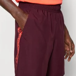 Under Armour GRAPHIC - Krótkie Spodenki Sportowe - Dark Maroon/beta 9 Under Armour GRAPHIC - Krótkie Spodenki Sportowe - Dark Maroon/beta -Under Armour shop e2678583338e493fae694d6982788bca scaled