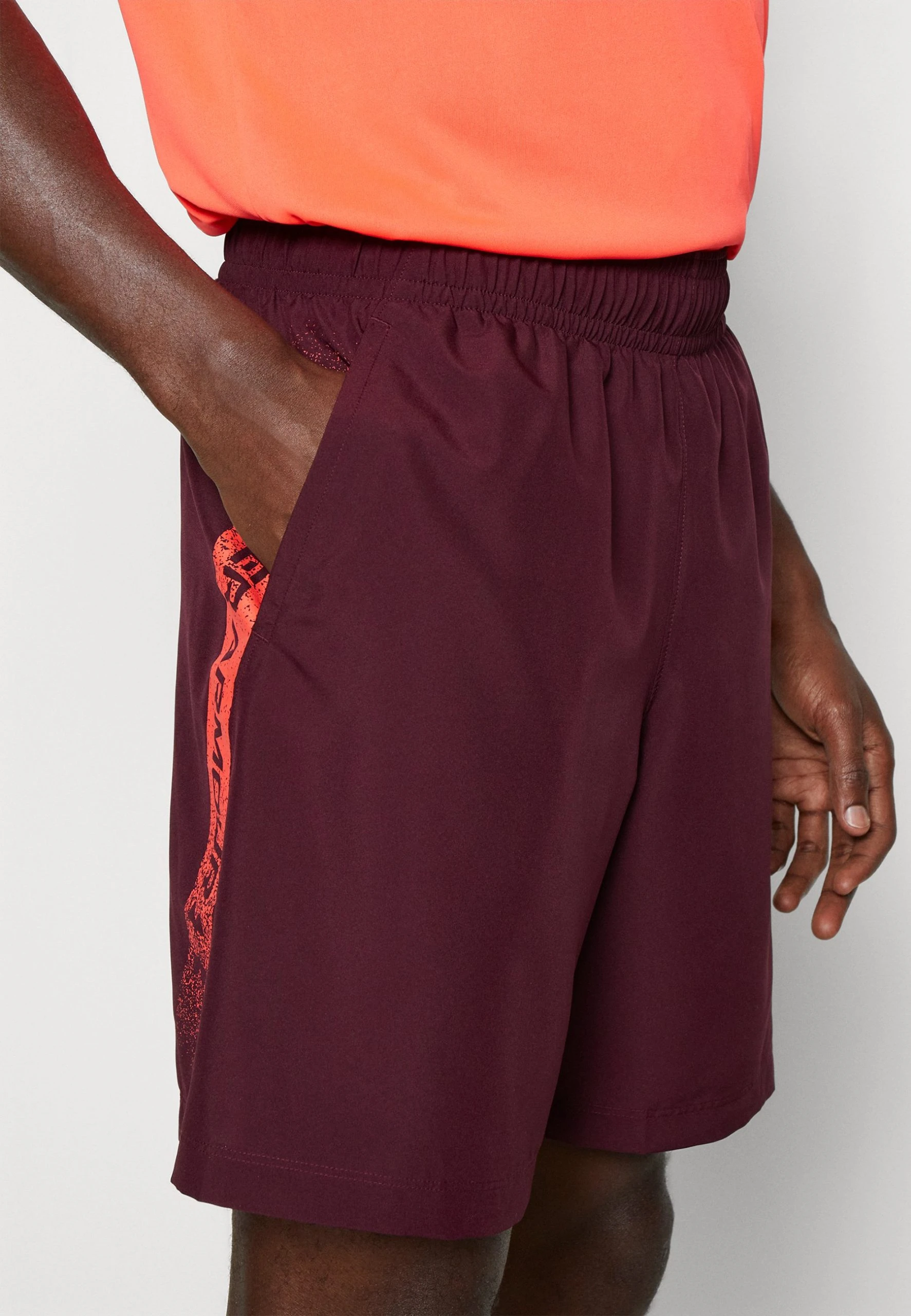 Under Armour GRAPHIC - Krótkie Spodenki Sportowe - Dark Maroon/beta 5 Under Armour GRAPHIC - Krótkie Spodenki Sportowe - Dark Maroon/beta - obrazek 5