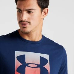 Under Armour BOXED STYLE - T-shirt Z Nadrukiem - Academy/red -Under Armour shop eb6b7f98758a4a458a16108ee8b13a5c scaled