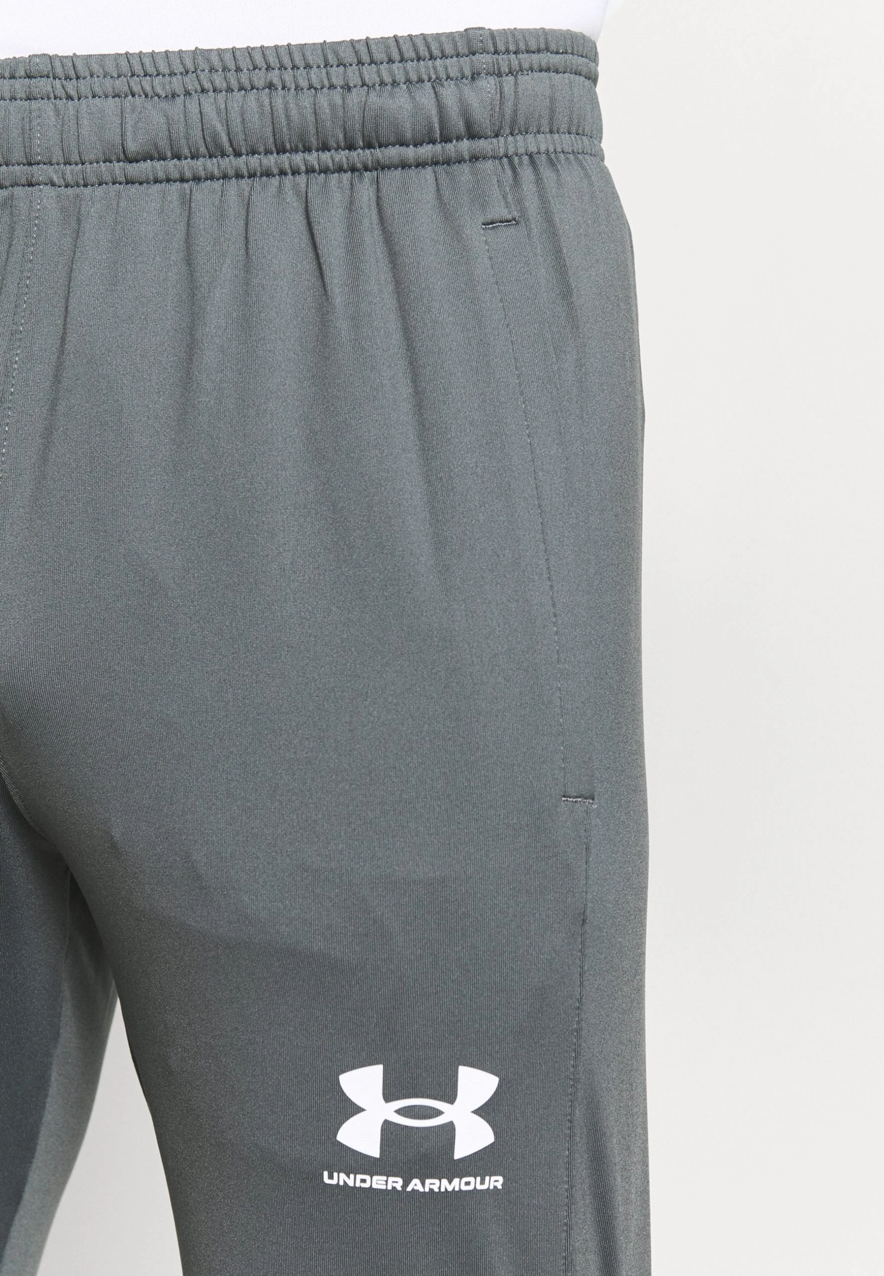 CHALLENGER - Spodnie treningowe - pitch gray/white Under Armour CHALLENGER - Spodnie Treningowe - Pitch Gray/white -Under Armour shop f82a9404e541499eb7a6eca4a7bbf926 scaled