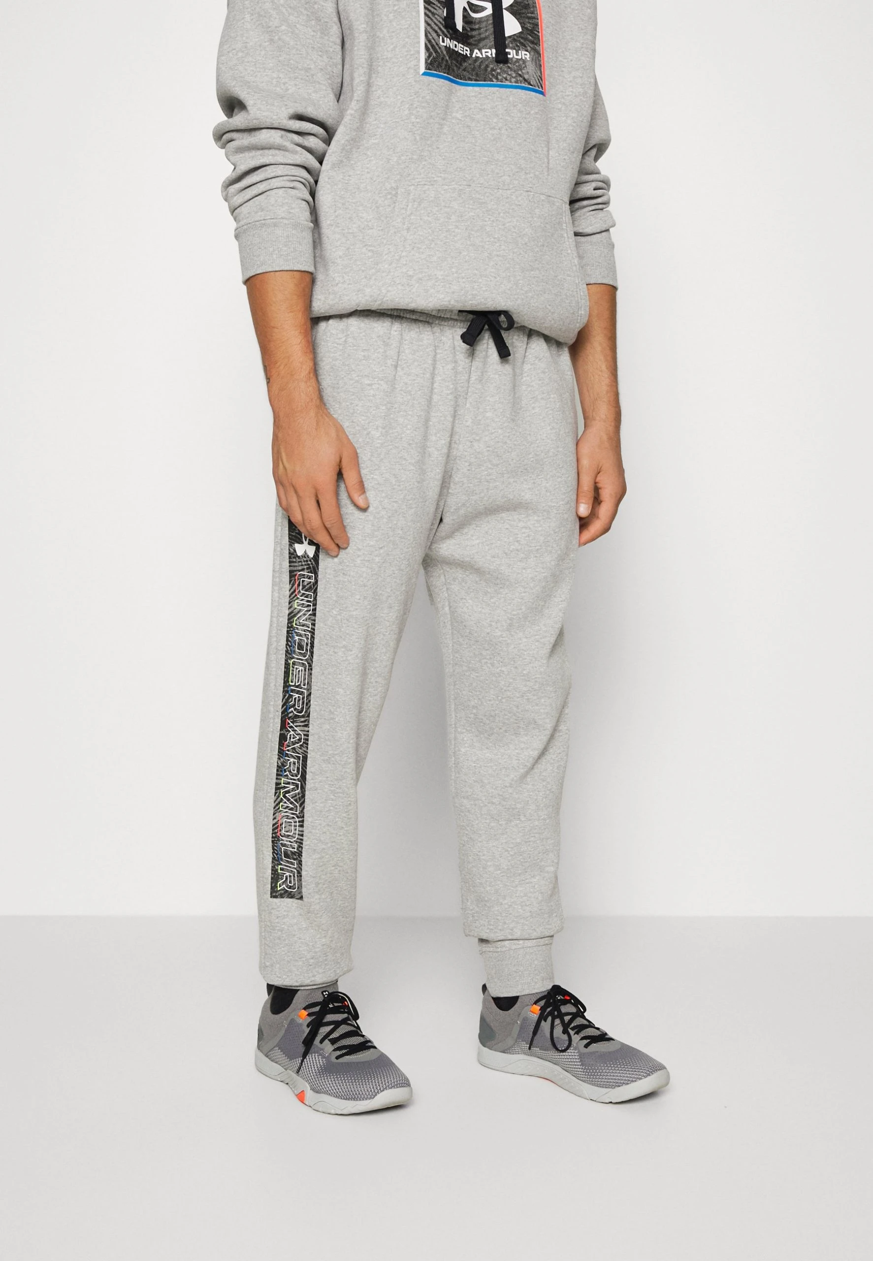 RIVAL GRAPHIC JOGGER - Spodnie treningowe - gray light heather/black Under Armour RIVAL GRAPHIC JOGGER - Spodnie Treningowe - Gray Light Heather/black -Under Armour shop f922fc673055463aa87a25f7d9cea63f scaled