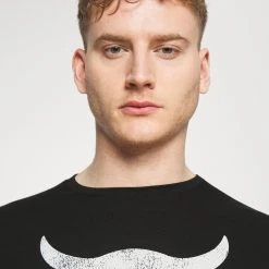 Under Armour ROCK BRAHMA BULL - T-shirt Z Nadrukiem - Black / / Ivory -Under Armour shop ffb90ead3e5240e0bde1f605569252bc scaled